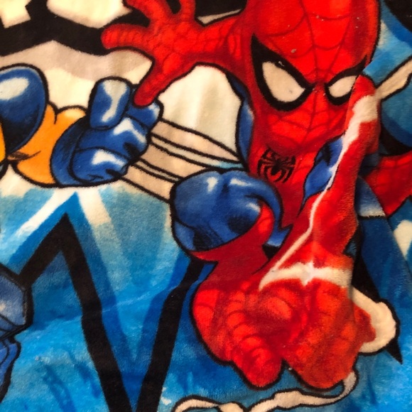 Colorful Superhero squad throw - Picture 5 of 9